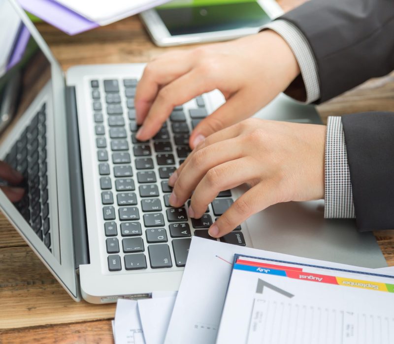 businessman-writing-laptop-min